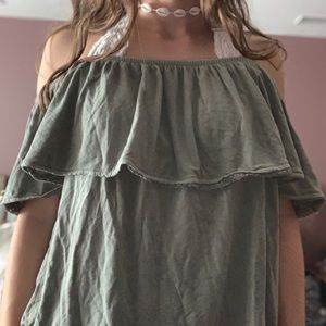 Super flowy American Eagle off-the-shoulder top🌸